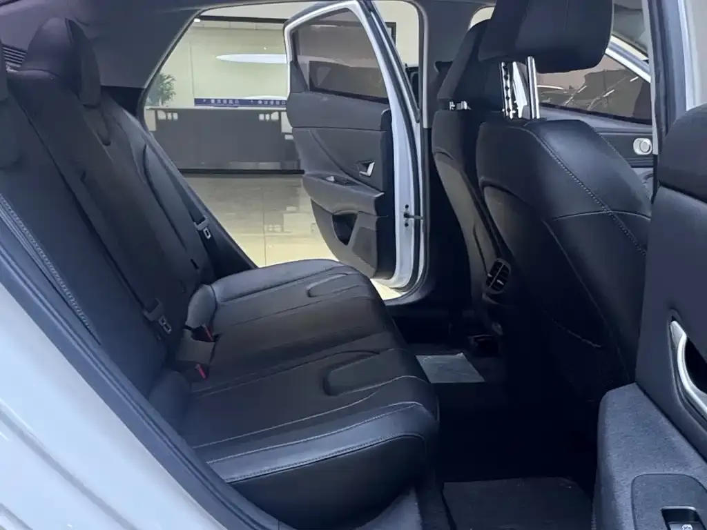 Hyundai Elantra 2022 из CN, фото 4