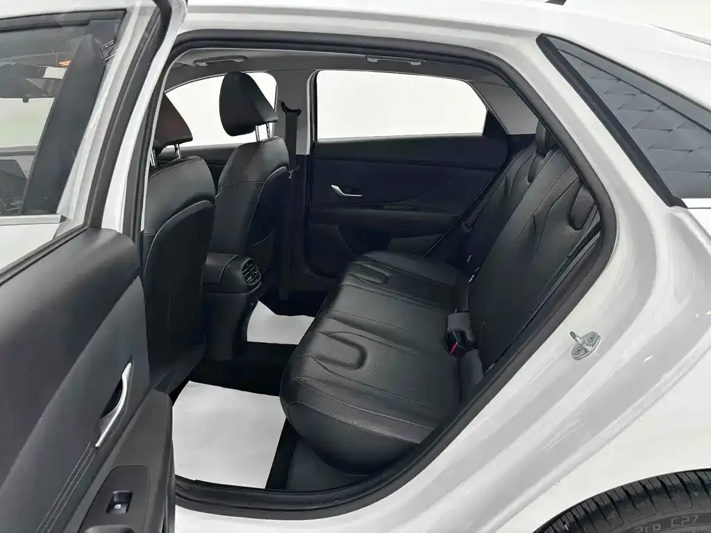 Hyundai Elantra — фото 8