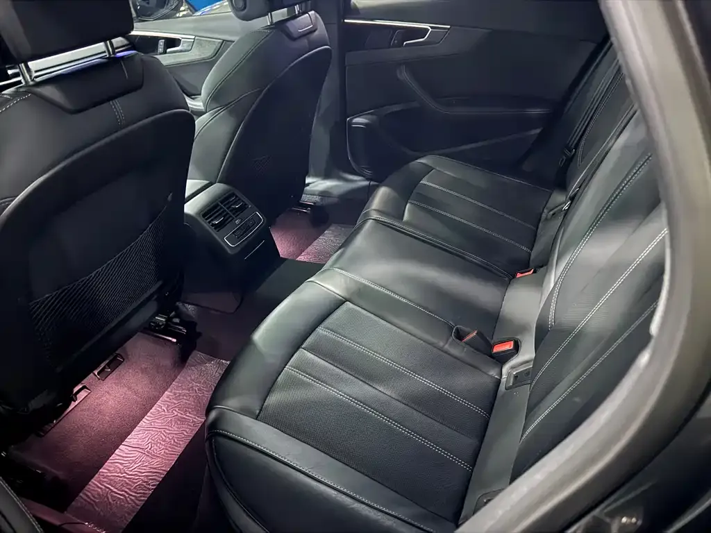 Audi A4L 2023 из CN, фото 4