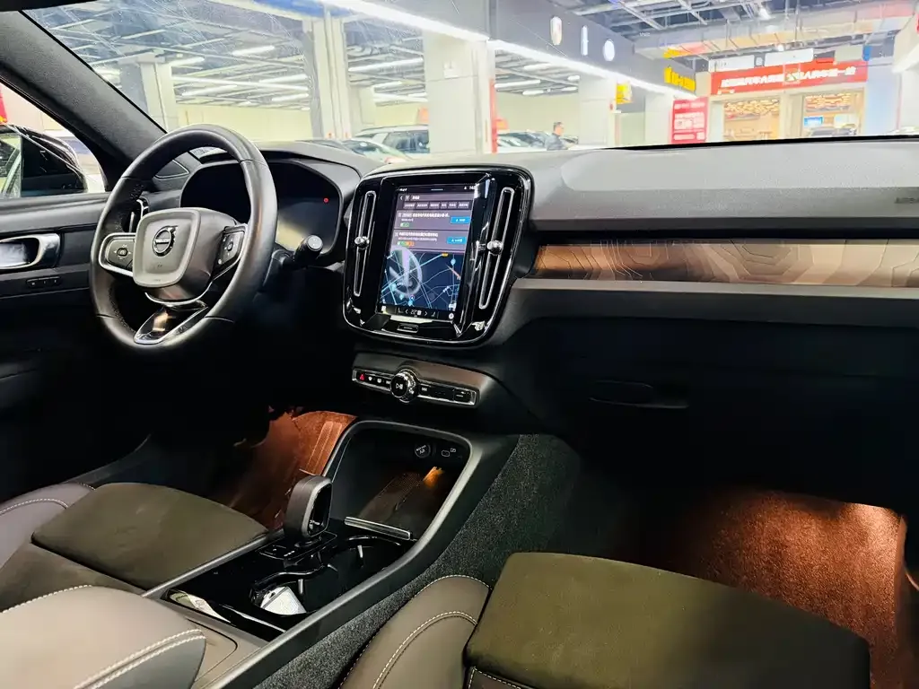 Volvo XC40 NEV — фото 9