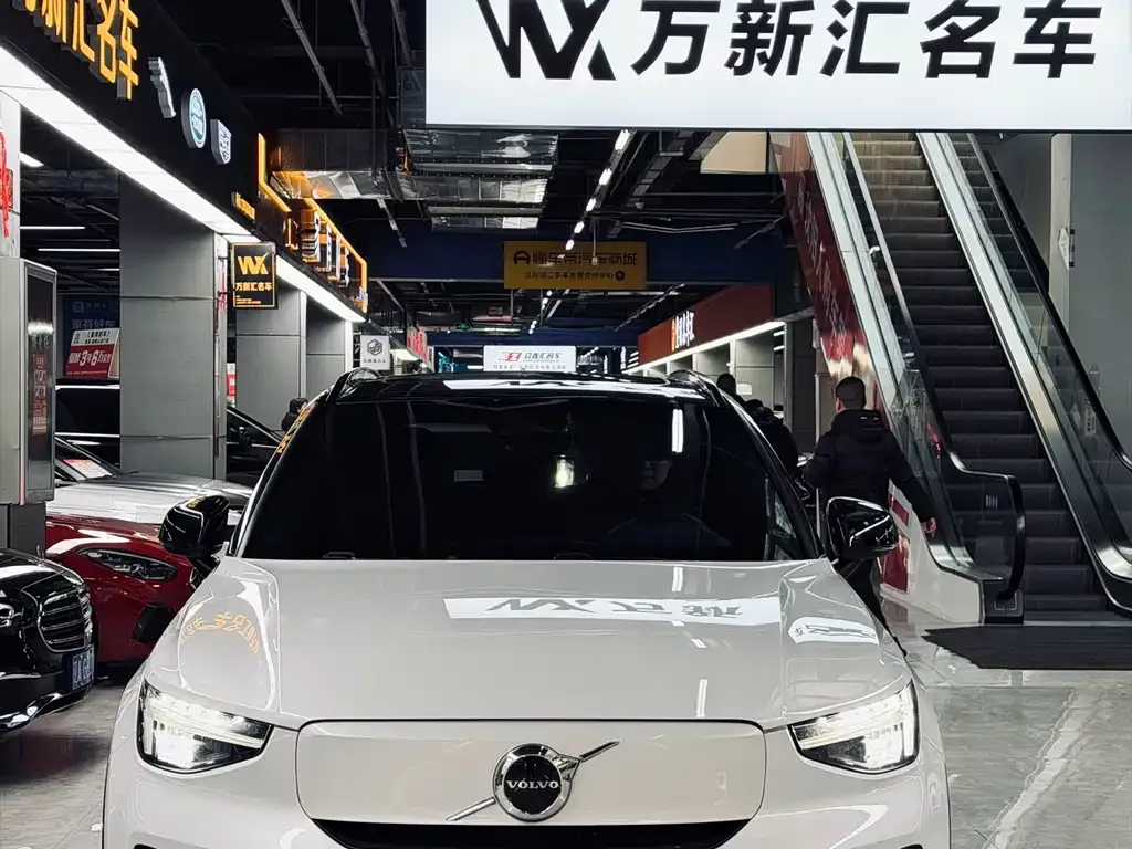 Volvo XC40 NEV — фото 2