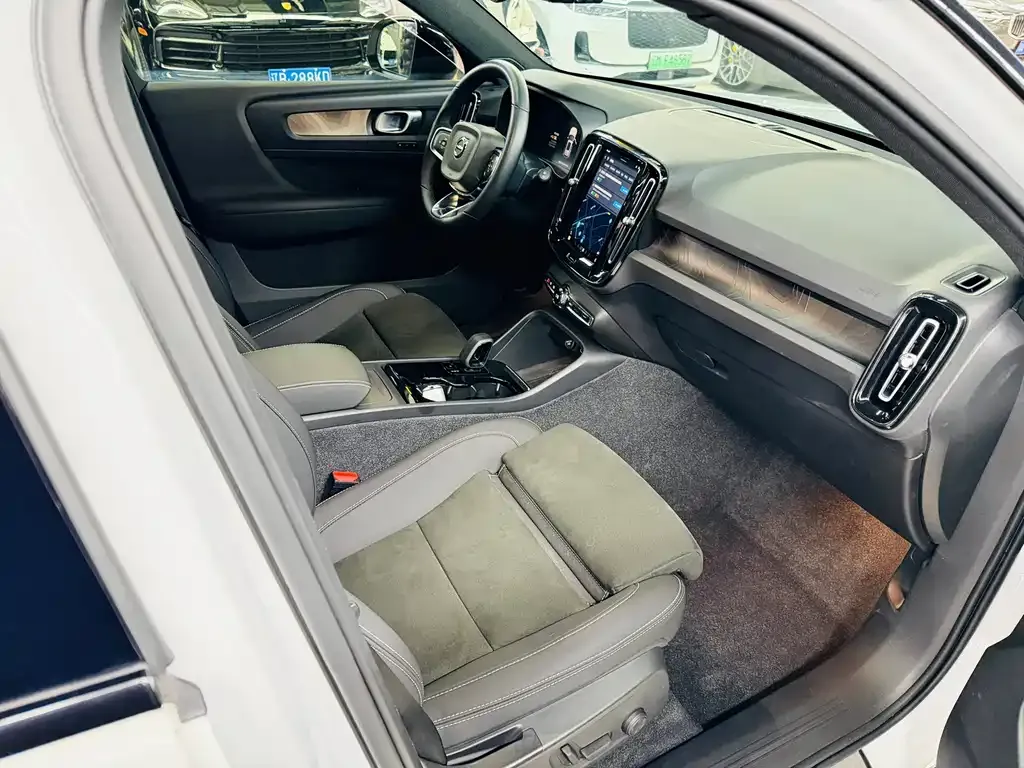 Volvo XC40 NEV — фото 10