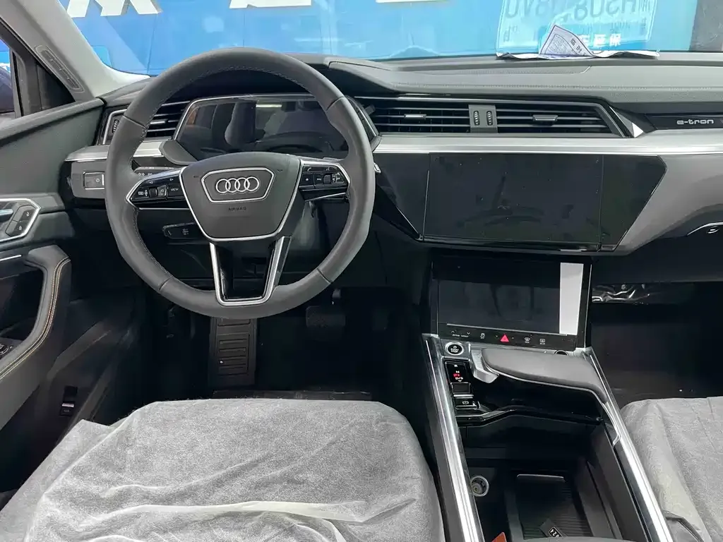 Audi e-tron — фото 4
