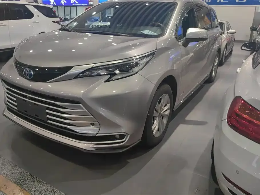 Toyota Sienna — фото 1