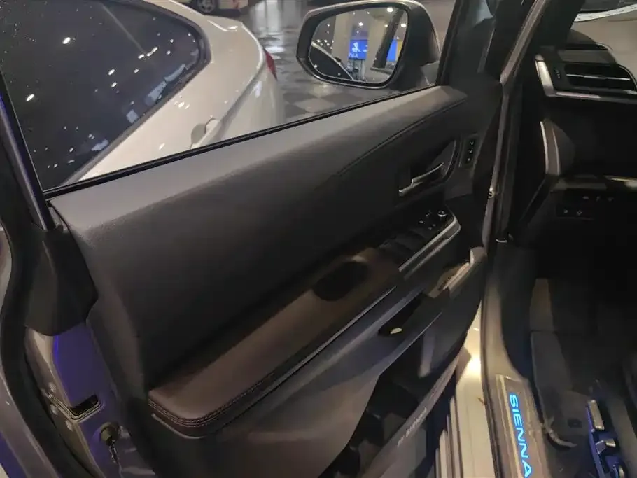 Toyota Sienna — фото 2