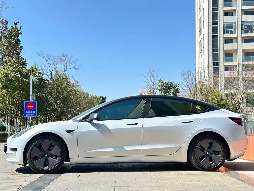 Tesla Model 3 — фото 5