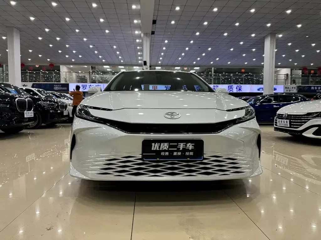 Toyota Camry — фото 1