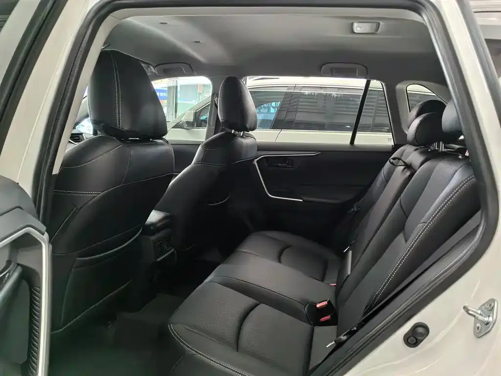 Toyota RAV4 2024 из CN, фото 2