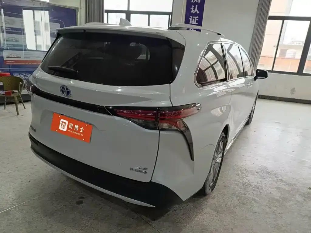Toyota Sienna 2023 из CN, фото 2
