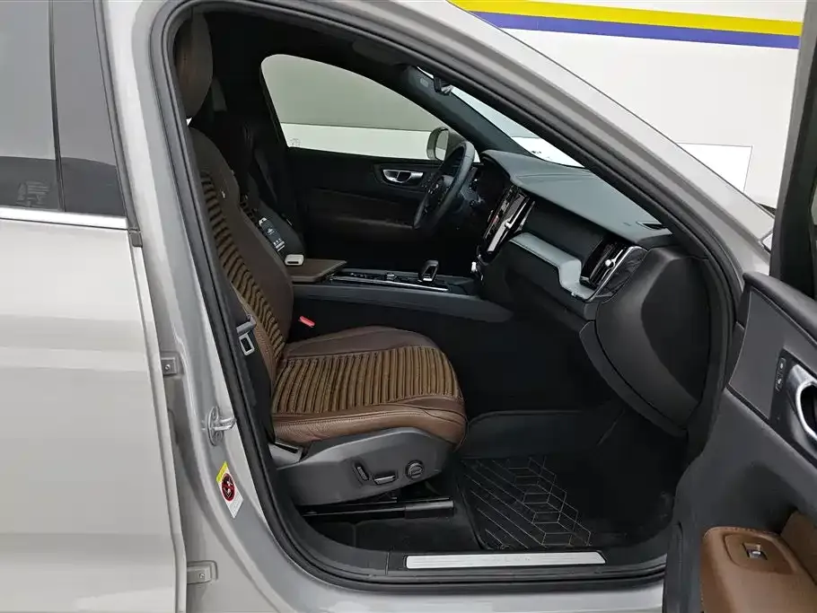 Volvo XC60 2024 из CN, фото 5