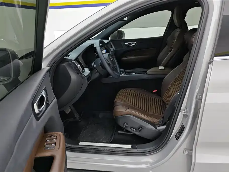 Volvo XC60 2024 из CN, фото 2
