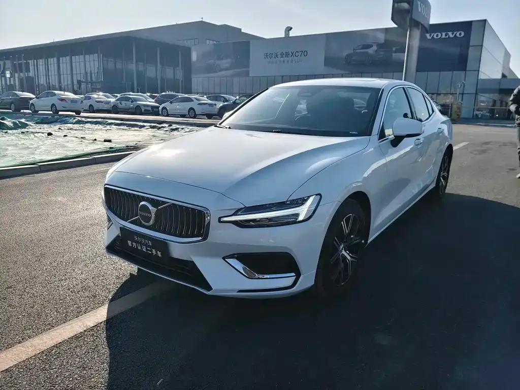 Volvo S60 — фото 1