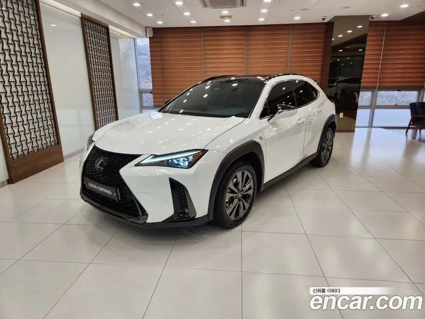 Lexus UX — фото 1