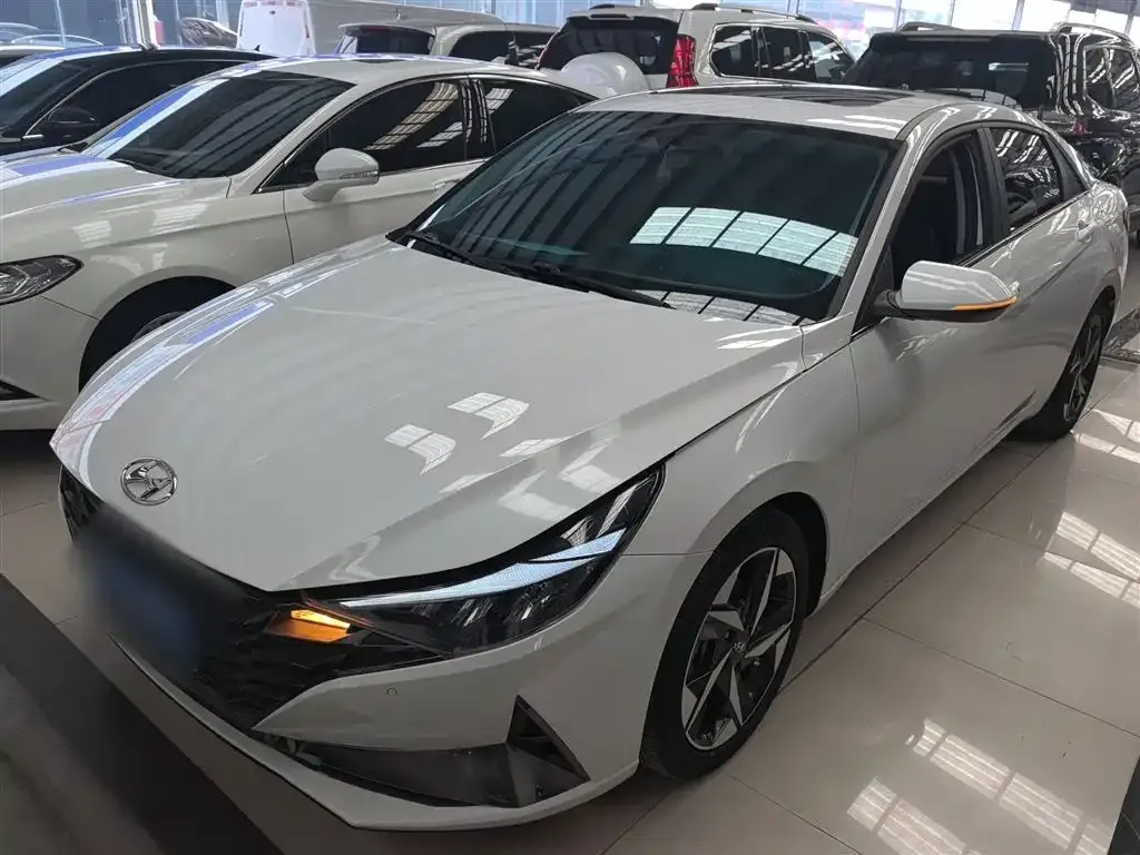 Hyundai Elantra — фото 1