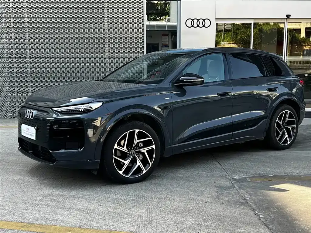 Audi Q6L e-tron — фото 1