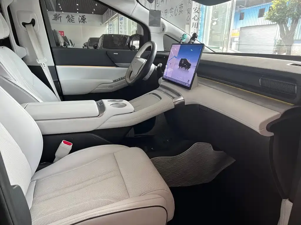 XPeng X9 — фото 6