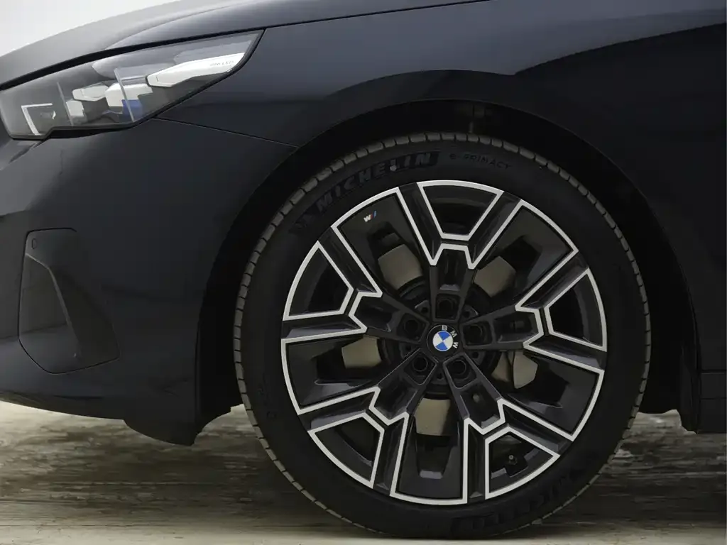 BMW 5 Series 2025 из CN, фото 9