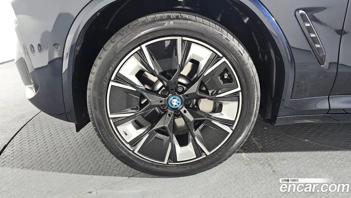 BMW iX3 — фото 10