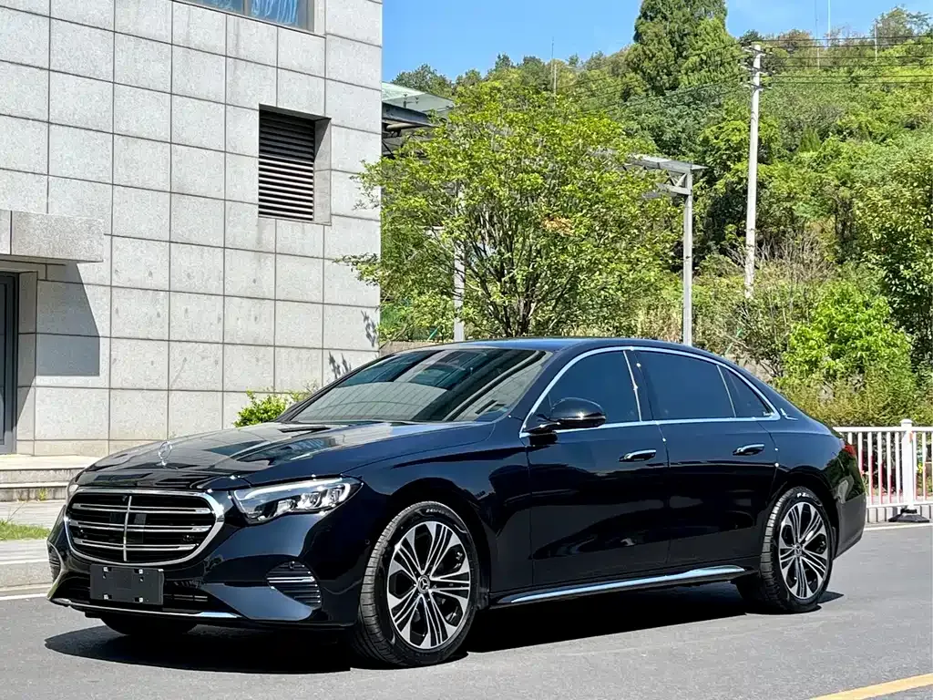 Mercedes-Benz E-Class — фото 1