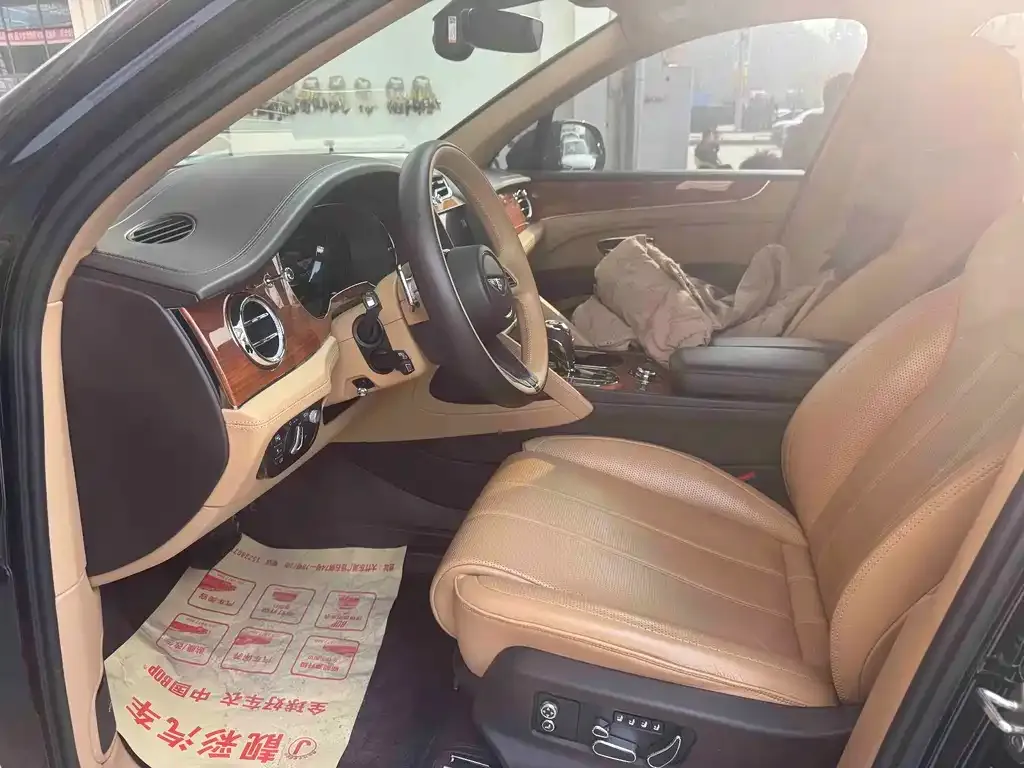 Bentley Bentayga 2023 из CN, фото 2