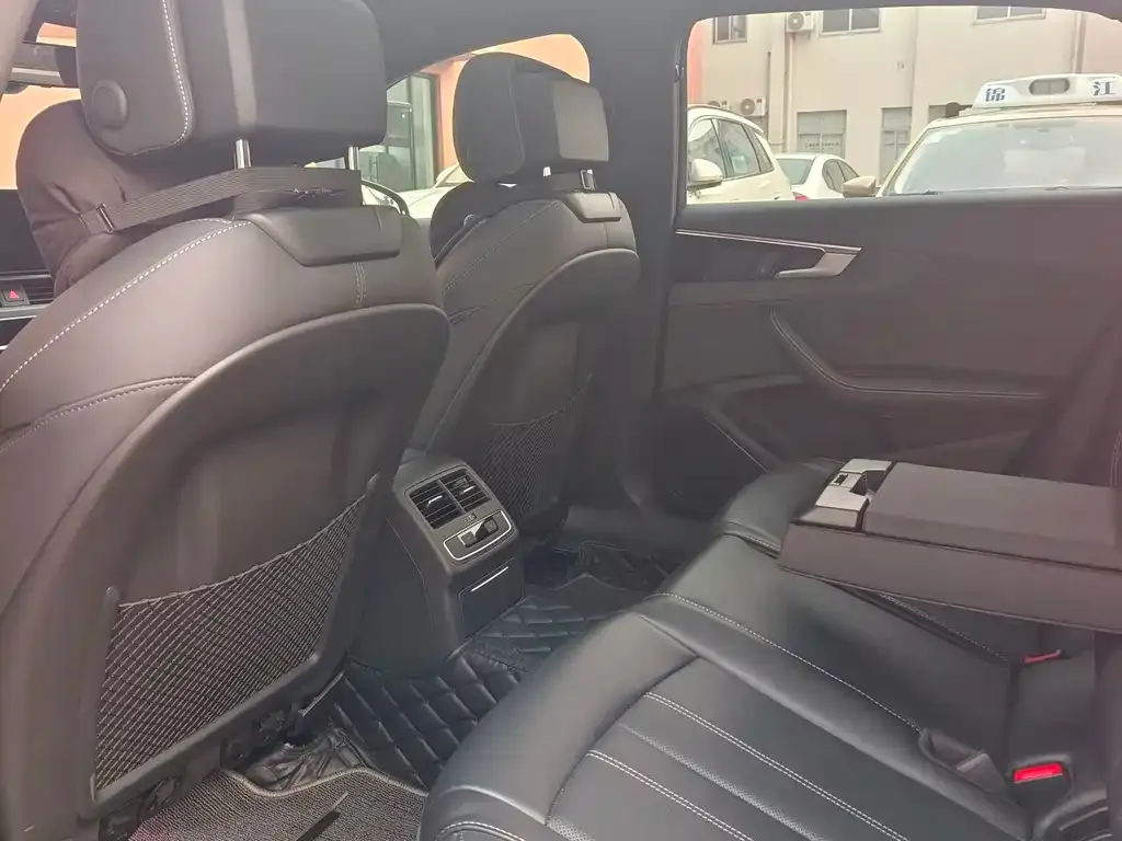 Audi A4L 2023 из CN, фото 4