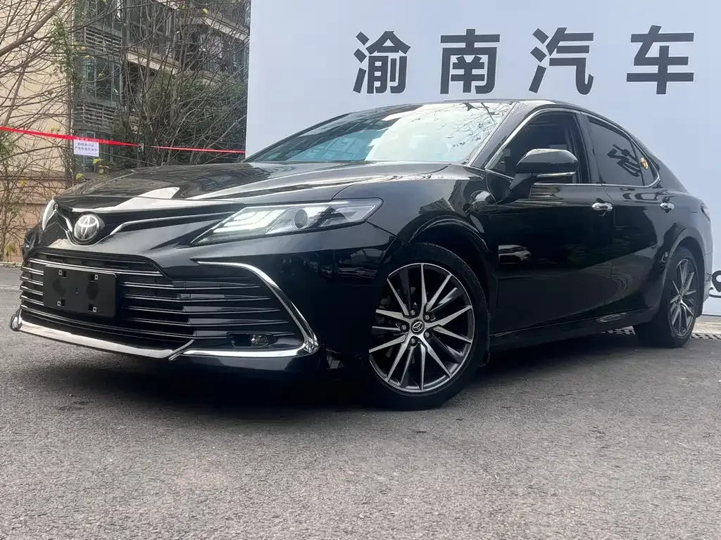 Toyota Camry — фото 1