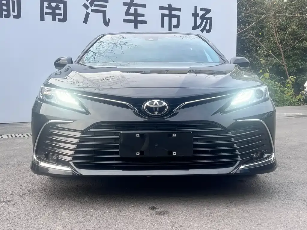 Toyota Camry — фото 2