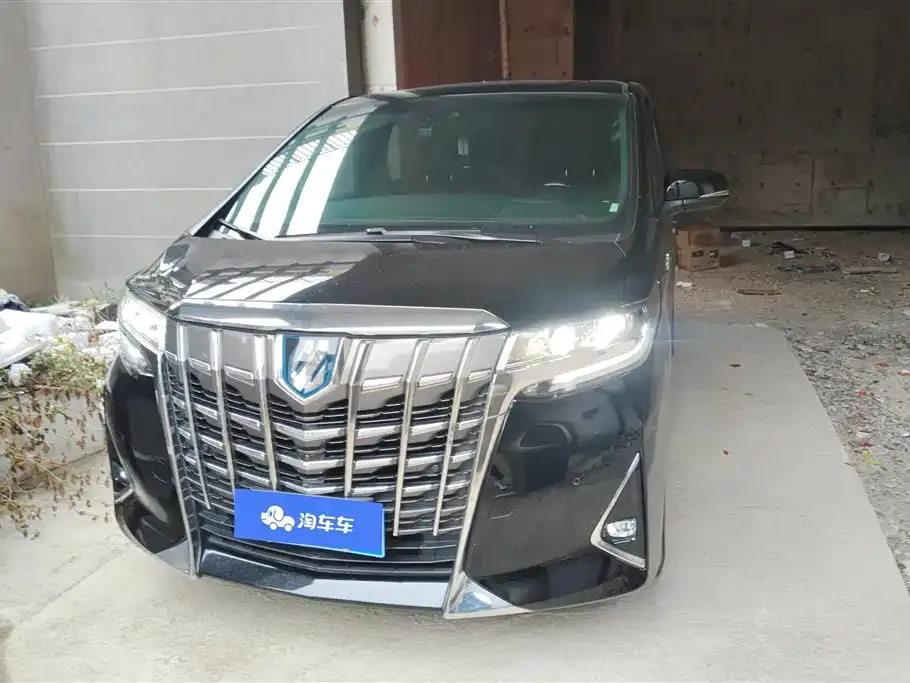 Toyota Alphard — фото 1