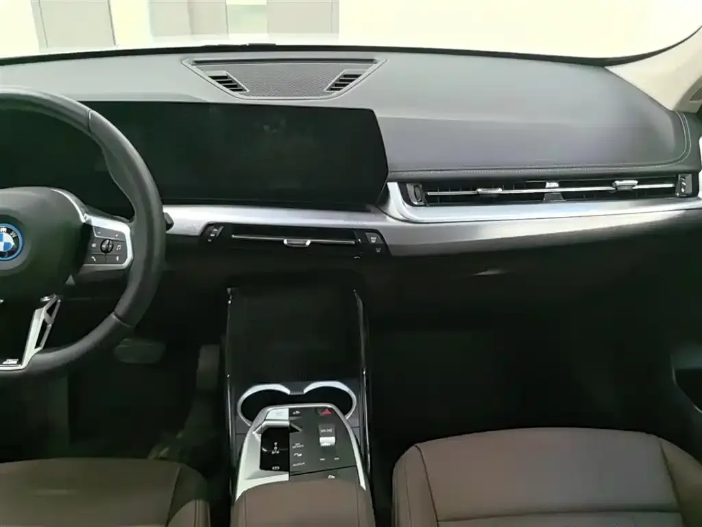 BMW iX1 2025 из CN, фото 2