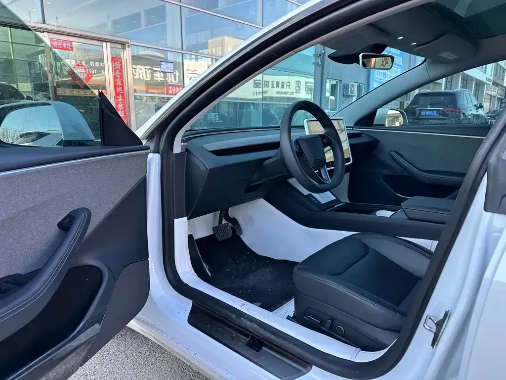 Tesla Model 3 — фото 10