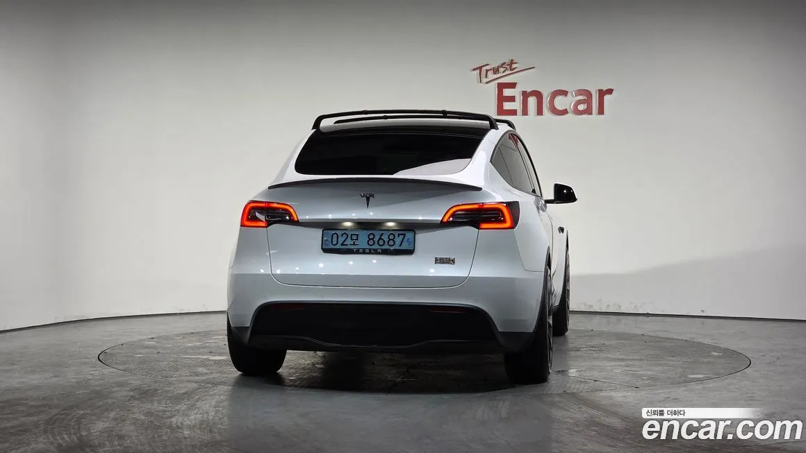 Tesla Model Y — фото 10