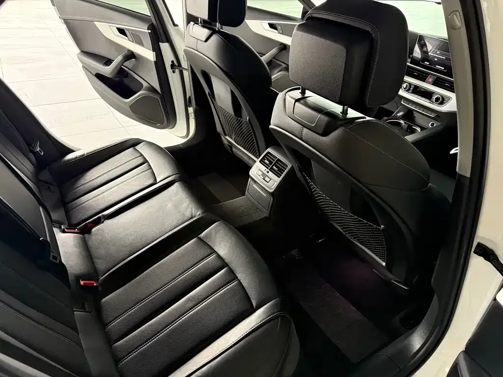Audi A4L 2022 из CN, фото 8