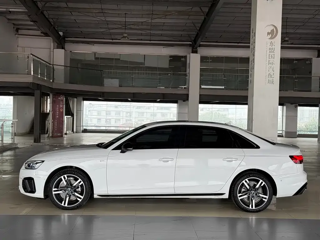 Audi A4L 2022 из CN, фото 4