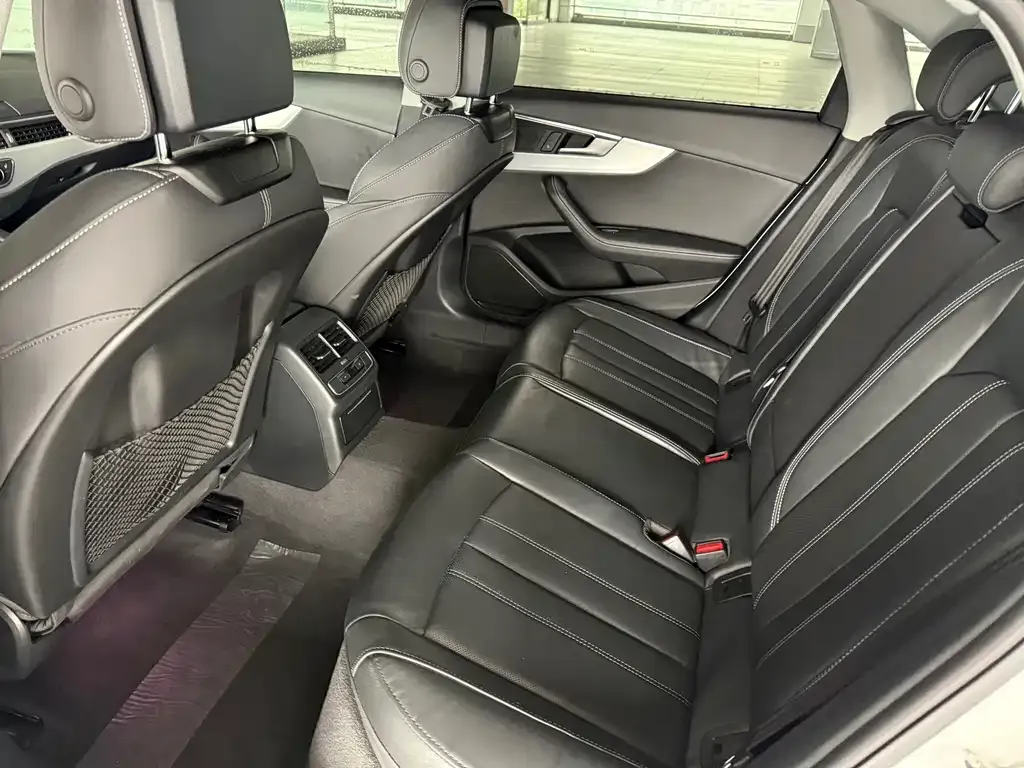 Audi A4L 2022 из CN, фото 3