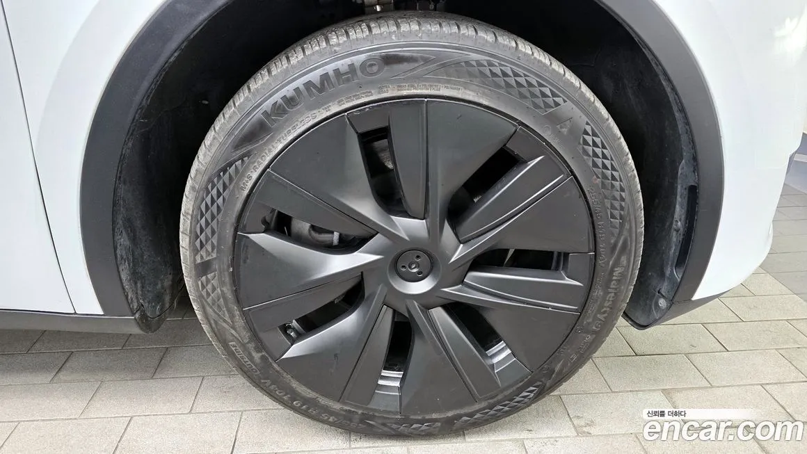 Tesla Model Y — фото 8