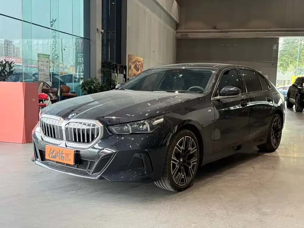 BMW 5 Series — фото 1