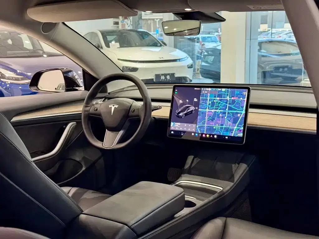 Tesla Model 3 — фото 3