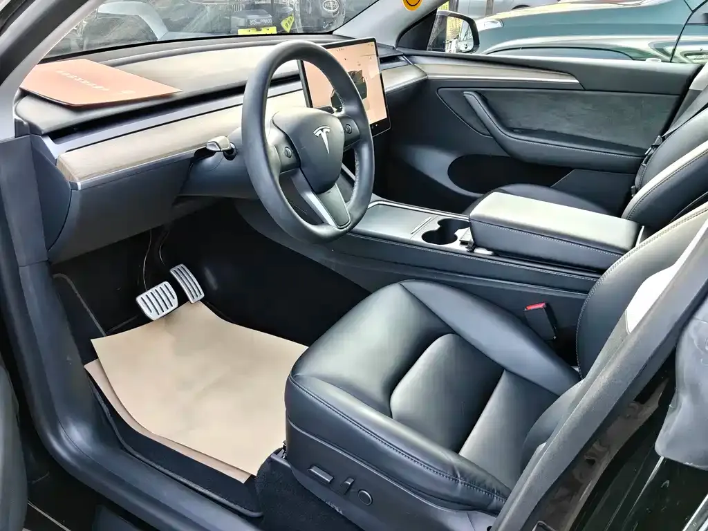 Tesla Model Y — фото 10