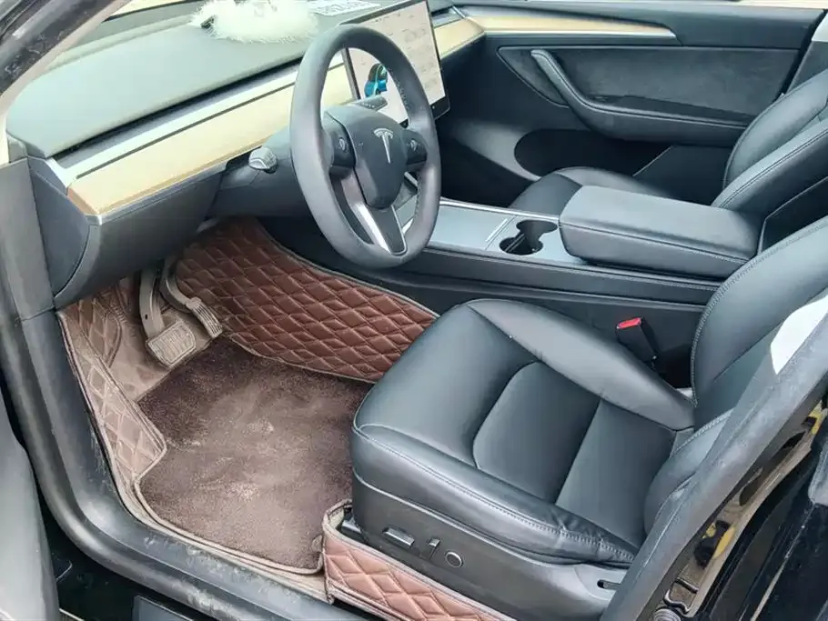 Tesla Model Y — фото 10