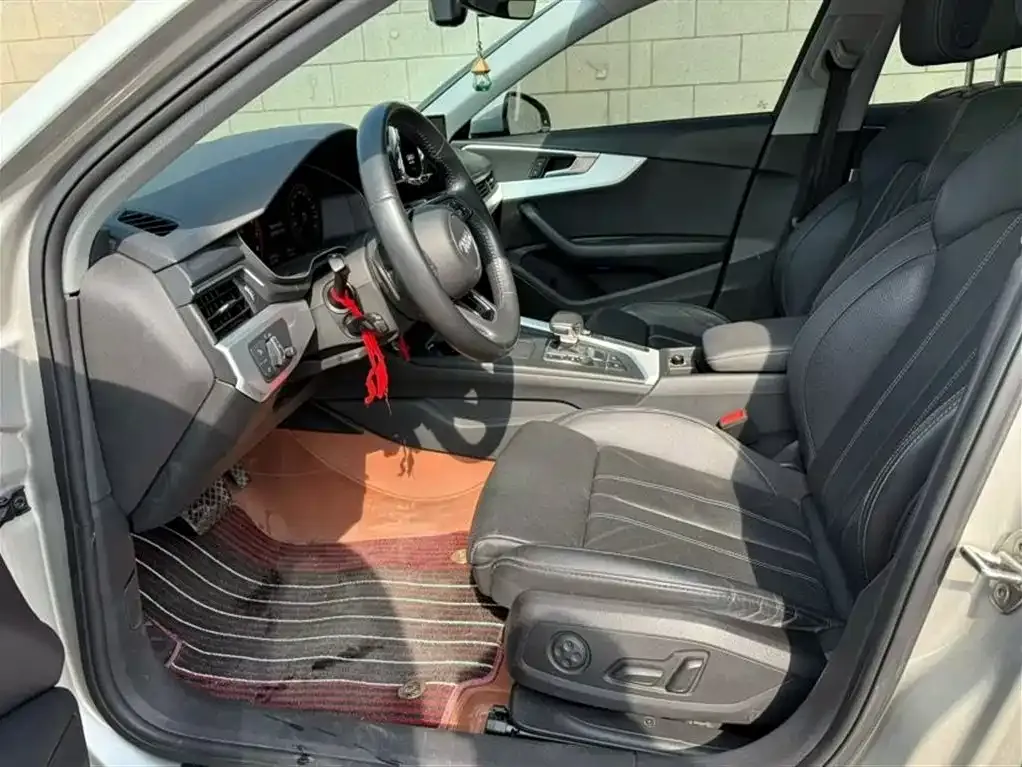Audi A4L 2022 из CN, фото 2