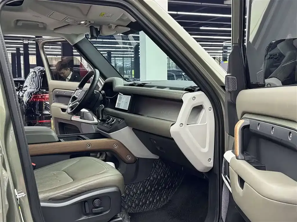 Land Rover Defender — фото 10