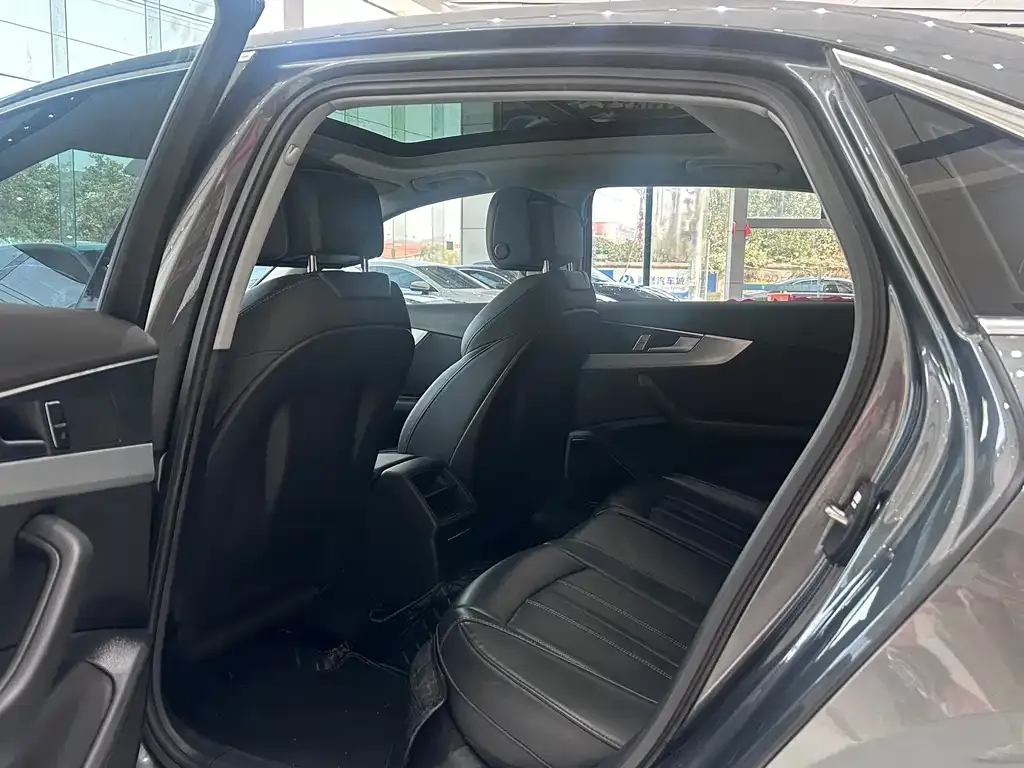 Audi A4L 2024 из CN, фото 8