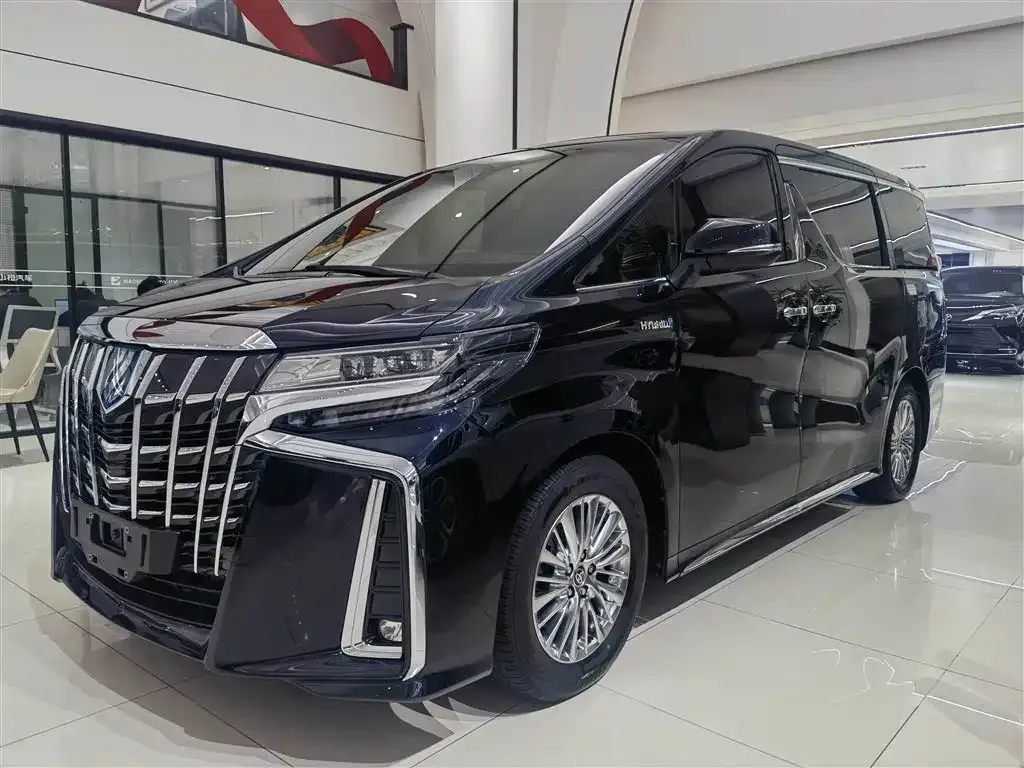 Toyota Alphard — фото 1