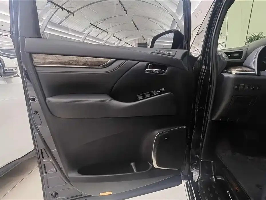 Toyota Alphard — фото 10