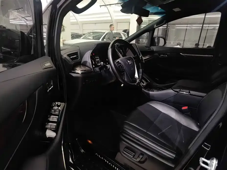 Toyota Alphard — фото 5