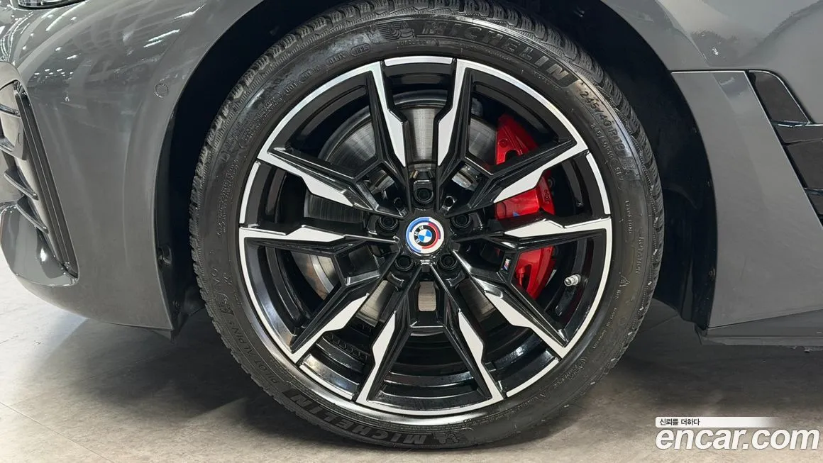 BMW i4 — фото 9