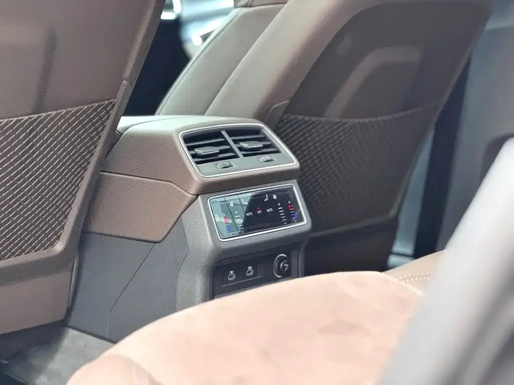 Audi A7L 2023 из CN, фото 8