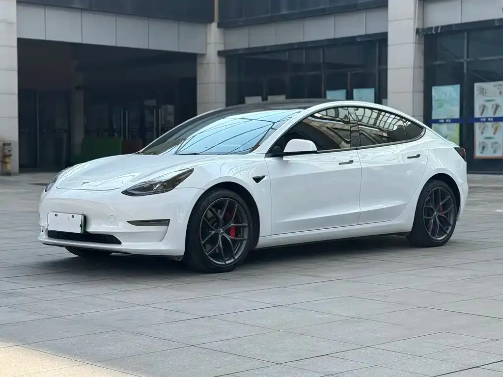 Tesla Model 3 — фото 1