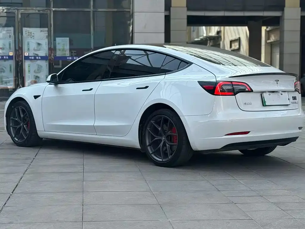 Tesla Model 3 — фото 9