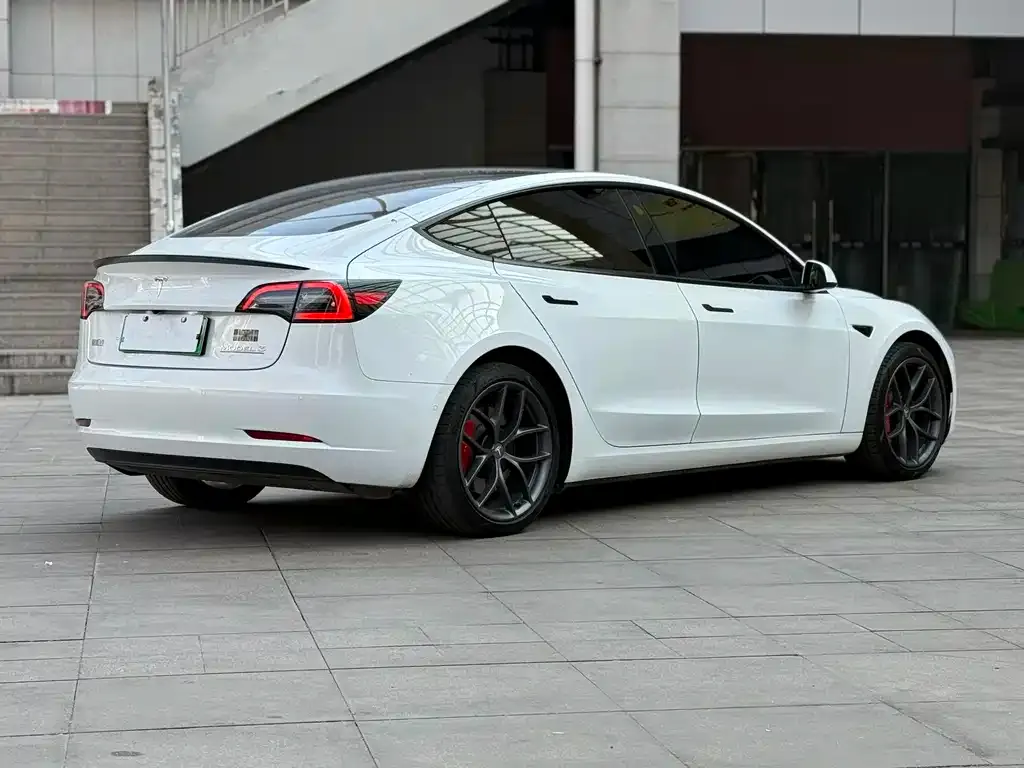 Tesla Model 3 — фото 10